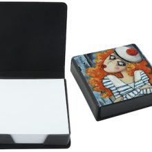 Bloc note avec illustration de femme sur la couverture